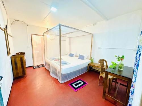阿鲁甘湾Beach Cab Resort的一间卧室配有一张带玻璃天篷的床