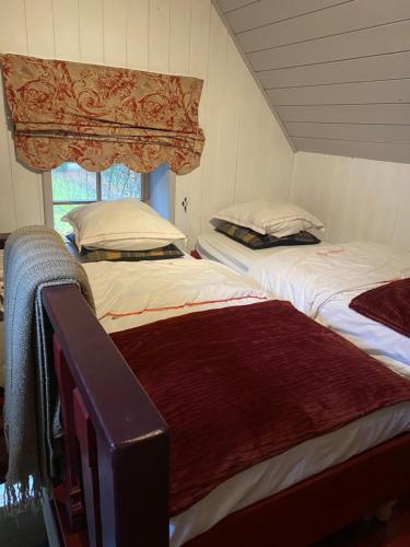 斯帕La Maisonnette des Hêtres Rouges的带窗户的客房内设有两张单人床。