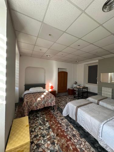 Gattico奥池迪比安卡住宿加早餐旅馆的酒店客房设有两张床和一张桌子。