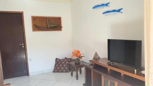 安格拉杜斯雷斯Suite Baia dos Corais的客厅配有餐桌上的平面电视