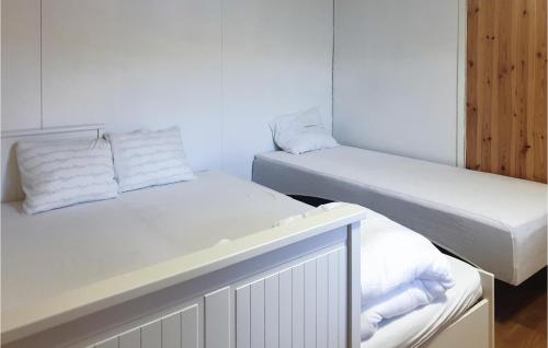 布拉纳斯1 Bedroom Gorgeous Home In Torsby的白色客房的两张床和毛巾