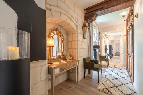 维维拉龙德城堡旅馆的客房设有带镜子的梳妆台和椅子。
