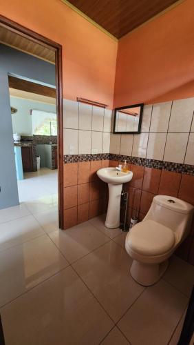 Bajos del ToroSelvática del Toro的一间带卫生间和水槽的浴室