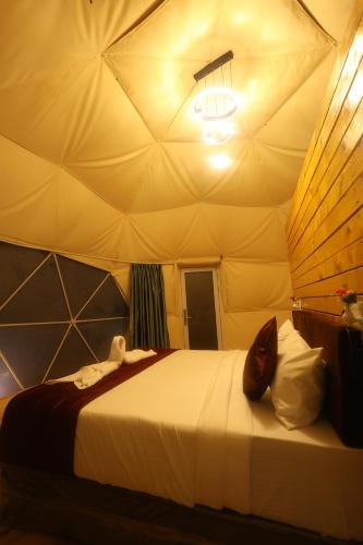 科代卡纳尔Kanal Glamp Kodaikanal Luxuries的帐篷内一间卧室,配有一张大床