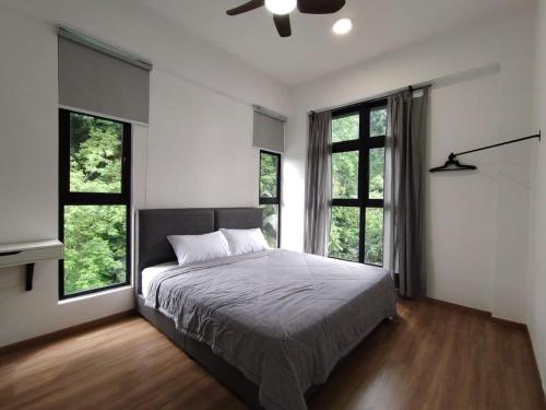 怡保IPOH TAMBUN THE Cove your ultimate relaxing Getaway666的一间卧室设有一张床和两个窗户。