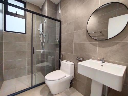 怡保IPOH TAMBUN THE Cove your ultimate relaxing Getaway666的一间带卫生间、水槽和镜子的浴室