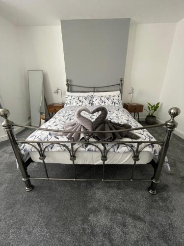 伊斯特布恩Garden flat in 'Little Chelsea'的一间卧室配有一张带心枕的床