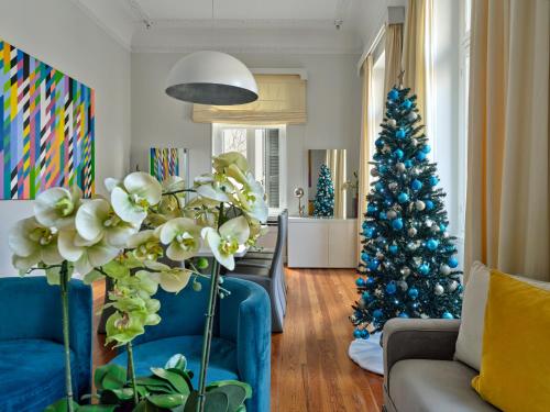 雅典The White House in Plaka by JJ Hospitality的客厅配有蓝圣诞树和沙发