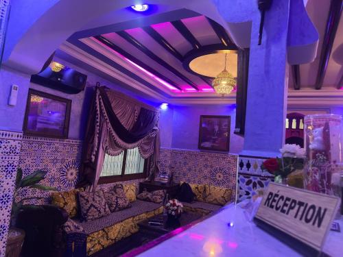 舍夫沙万Maison d'hôtes Afassi的带沙发和紫色照明的客厅