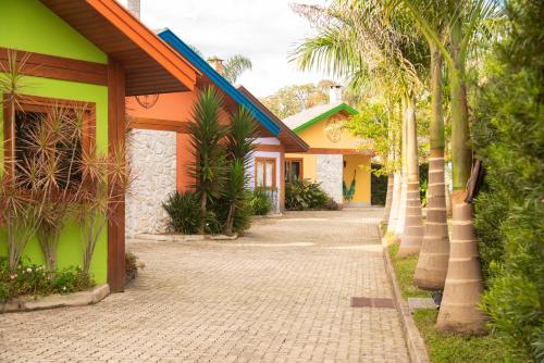 维奥康德马奥Pousada Déllis的人行道旁一排种有棕榈树的房屋