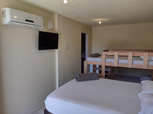 佩尼亚Pousada dos Ventos的小房间设有两张床和一张双层床。