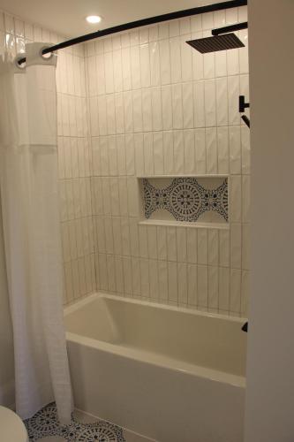 贝尔维尔4 Guest Suite with Waterfront Views at Fancie's PEC的带白色浴缸的浴室和卫生间