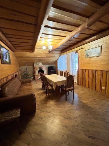 斯拉夫西克Zarichna Lyks的客厅配有桌椅和沙发