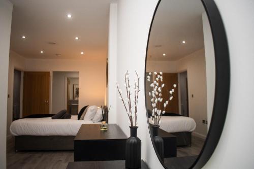 莱斯特Exquisite 2-Bedroom City Centre Haven - Leicester's Premier Urban Retreat的配有2张床的酒店客房内的镜子