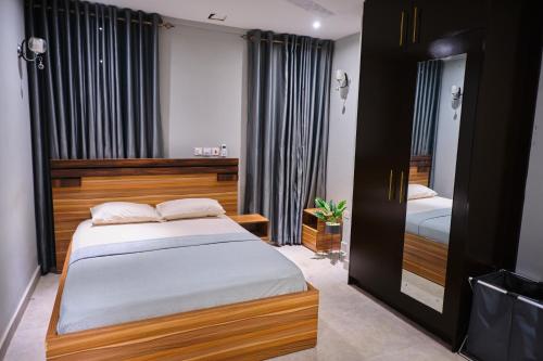 东勒贡The Pearls - Penthouse的一间卧室配有两张床和镜子