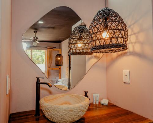 米卡Hotel Casa de Hadas的一间带大碗水槽和镜子的浴室