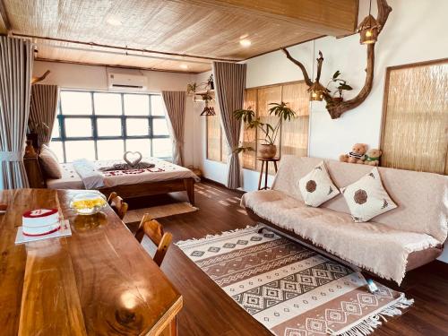 富国TỊNH House Phú Quốc的客厅配有沙发和桌子