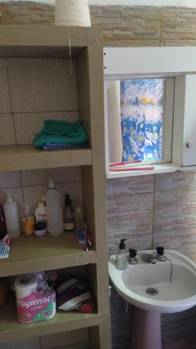 特尔马斯德里奥翁多La casa de valle的浴室配有水槽和带水槽的架子