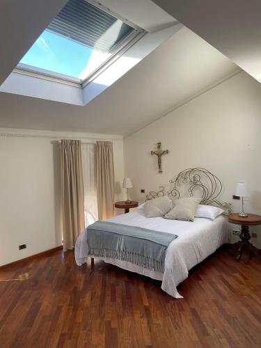 基亚拉瓦莱CIVICO 16的一间卧室配有一张带天窗的大床