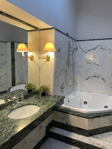 基亚拉瓦莱CIVICO 16的带浴缸、水槽和淋浴的浴室