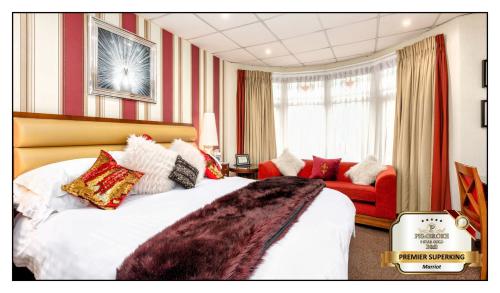 布莱克浦Pembroke Bed & Breakfast的酒店客房,配有一张床和一张红色的沙发
