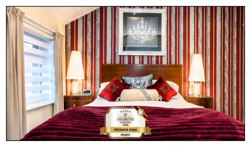 布莱克浦Pembroke Bed & Breakfast的一间卧室,配有一张带奖杯的床
