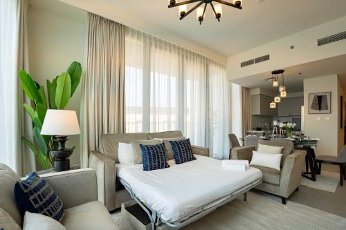 迪拜Veluxa - Luxe 2Bed in Downtown!的客厅配有床和沙发