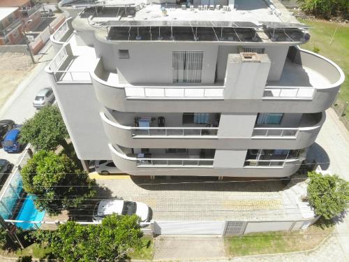邦比尼亚斯Residencial Tia Dilma的享有白色公寓大楼空中景致,设有游泳池