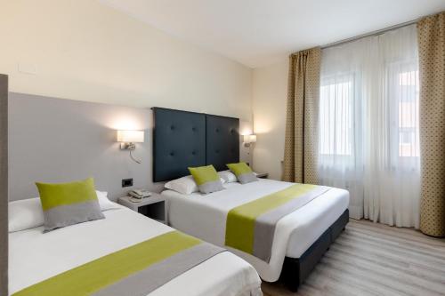 梅斯特奥罗拉酒店的酒店客房设有两张床和窗户。