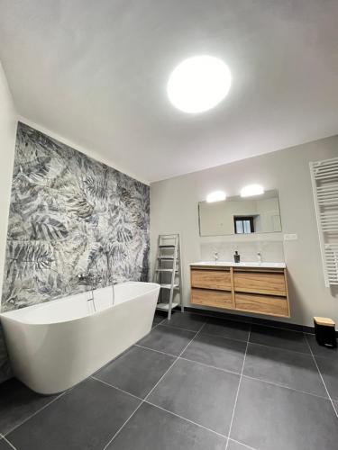 莱博德普罗旺斯La Maison de Pierrette的带浴缸和盥洗盆的浴室
