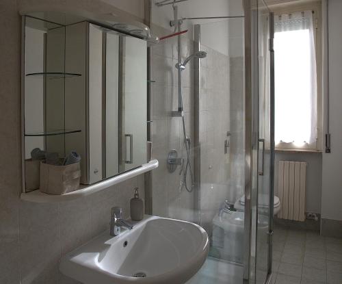 维莫德罗内Casavimo的一间带水槽、淋浴和镜子的浴室