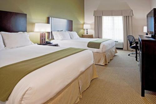 Waverly北威尔士湖温特黑文智选假日酒店的酒店客房配有两张床和一张书桌