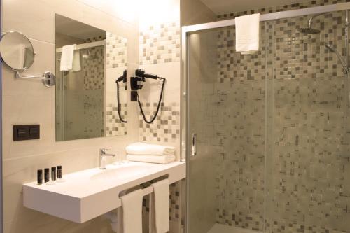 圣克鲁斯Santa Limbania Boutique Hotel的一间带水槽和淋浴的浴室