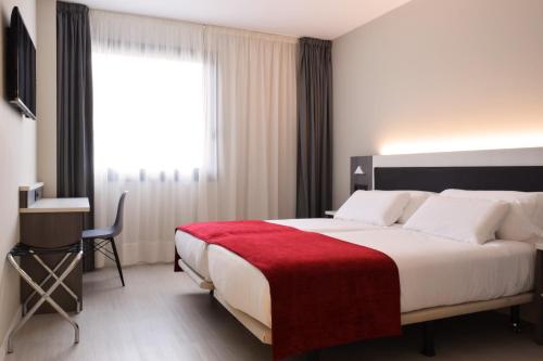 圣克鲁斯Santa Limbania Boutique Hotel的一间卧室配有一张带红色毯子的大床