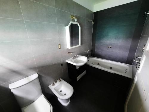 门多萨MODERNA x 11 Pax的浴室配有卫生间、盥洗盆和浴缸。