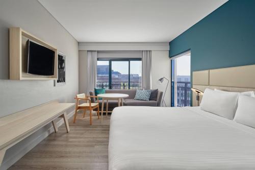 悉尼悉尼北莱德万怡酒店的酒店客房配有一张床铺和一张桌子。
