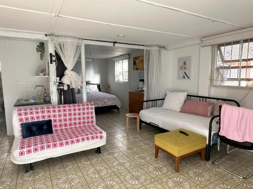 布里斯班Romantic Escape/ Cozy Delight的客厅配有沙发和1张床