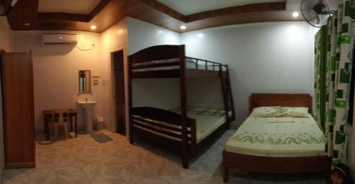 圣维森特Dhong and Eden Home的一间卧室配有一张双层床和一张双层床,