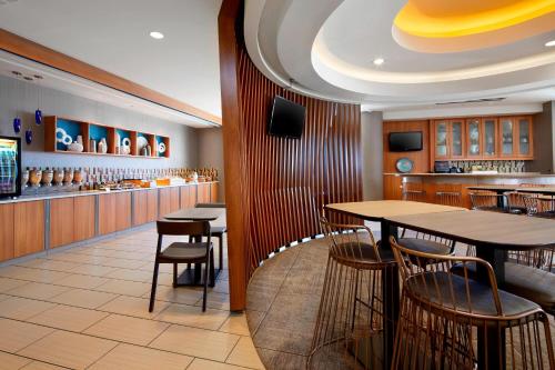 匹兹堡匹兹堡面包坊春季山丘套房酒店的一间带桌椅的餐厅和一间酒吧