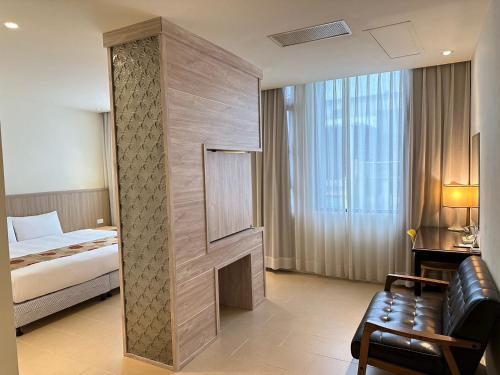 花莲市东城商旅的酒店客房配有一张床和一个壁炉。