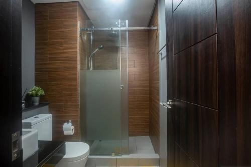 马尼拉The Radiance Manila Bay Condo unit的一间带卫生间和玻璃淋浴间的浴室