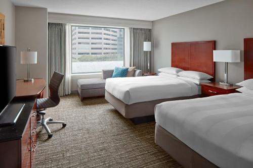 多伦多多伦多伊顿中心万豪酒店的酒店客房配有两张床和一张书桌