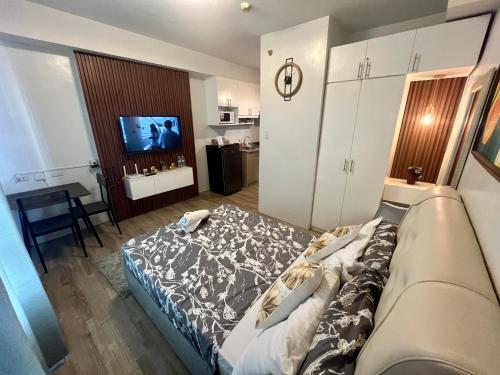 巴科洛德Mesavirre Garden Residence的一间卧室配有一张床和一台电视。