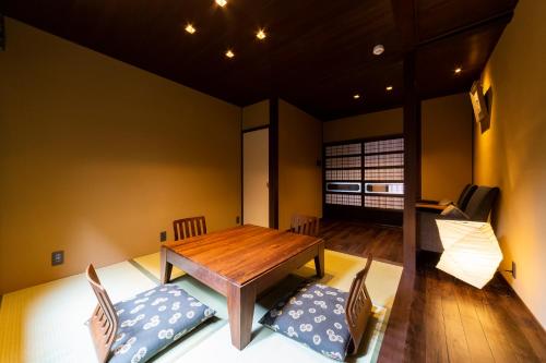 金泽Higashiyama Sho的一间带木桌和椅子的用餐室