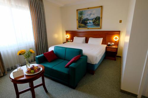 拉马拉城市客栈皇宫酒店的酒店客房,配有床和沙发