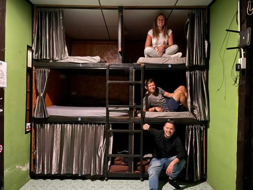 拜县Topp paiway hostel的一组坐在双层床上的人