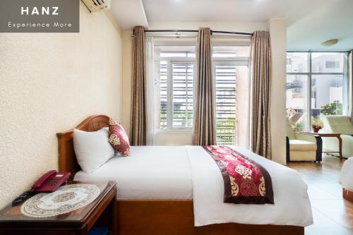 胡志明市HANZ Queen Airport Hotel的酒店客房设有床和窗户。