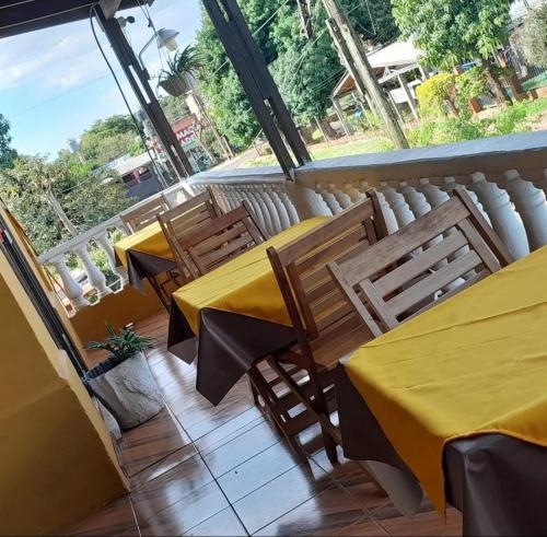 伊瓜苏港Hostel Damaris的阳台餐厅,配有2张桌子和椅子