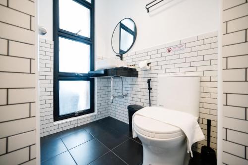 Bang SuMitt Haus (Lat Phrao Soi 5)的白色的浴室设有卫生间和镜子