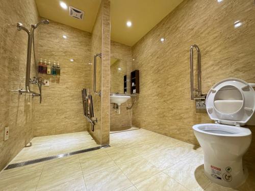 高雄康桥商旅五甲馆的带淋浴、卫生间和盥洗盆的浴室